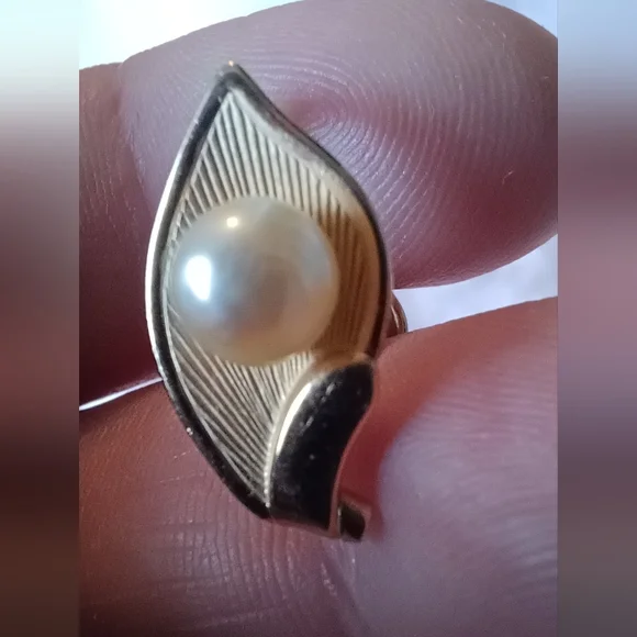 Vintage 1/20 12k Gold Signed Pearl Leaf Earrings - Picture 5 of 6